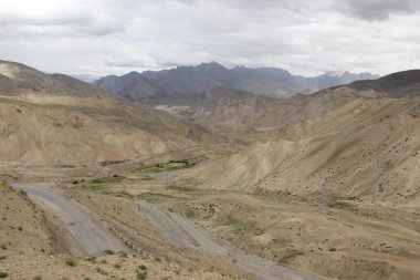 Pangong Gölü manzarası boyunca Himalaya Sıradağları manzarası.