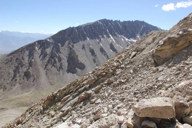 Güneşli bir günde Hindistan 'ın Ladakh şehrinde çıplak bir dağ manzarası