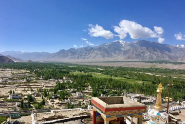 Shey, Hindistan 'ın Ladakh ilçesine bağlı bir köydür. 15 km uzaklıktadır. Leh 'ten Hemis' e. Ladakh krallarının eski yazlık sarayı burada.