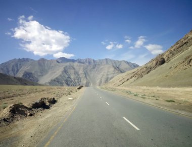 Ladakh, Hindistan 'da çıplak bir dağın eteğinde bir yol.