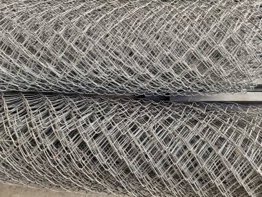 Çapraz hatlarda metal parmaklıklar yakın plan, çelik tel dokusundan endüstriyel ağ, yapı malzemesi