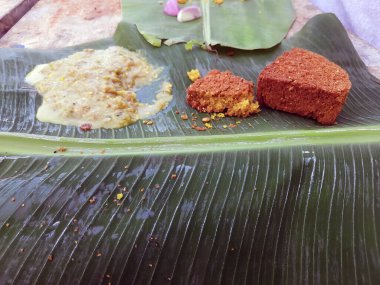 Daal Baati Churma Hindistan 'ın Rajasthan şehrinde popüler bir sağlıklı yemektir. Antika pirinç tabak ve kaseyle kaplanmış karamsar arka plan..