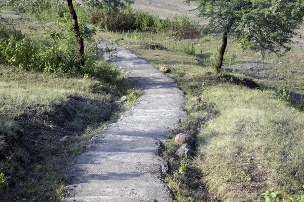 农村地区山上狭窄的楼梯 岩石山上又长又窄的石阶 — 图库照片