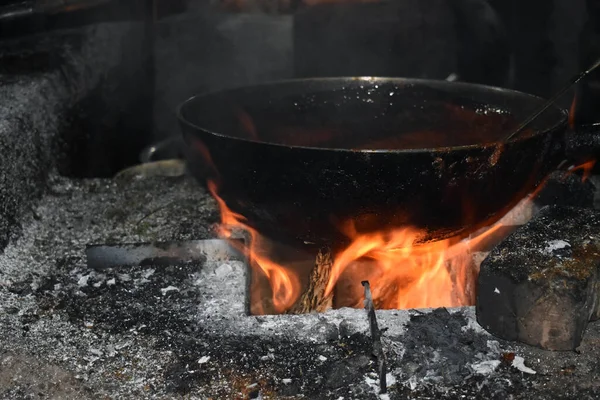 Régi Főzőedény Kályha Tűzifa Segítségével Nagy Fém Üst Tűz Felett — Stock Fotó