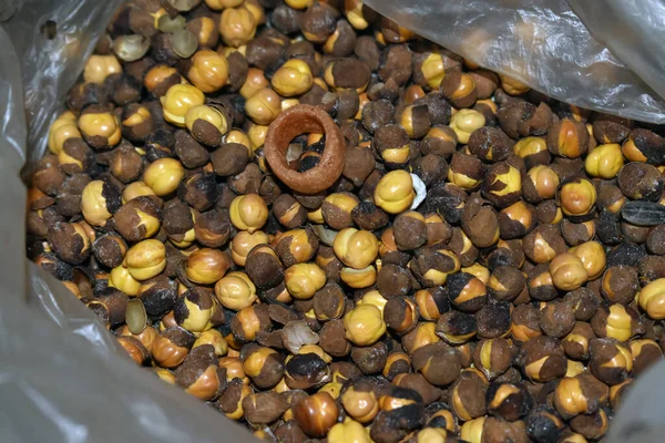 Sarı ve kahverengi kavrulmuş siyah nohut veya Desi chana