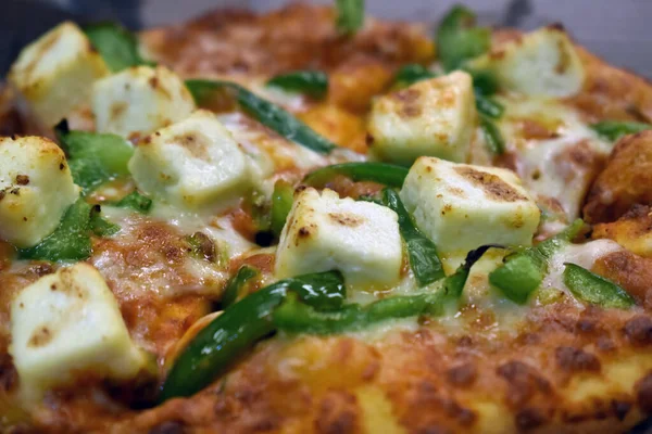 Karışık malzemelerle yakın plan bir pizza.