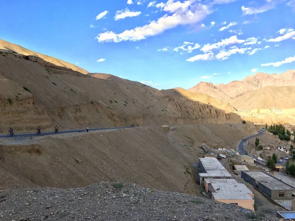 Völgy Körül Csupasz Hegyek Egy Napsütéses Napon Ladakh India — Stock Fotó