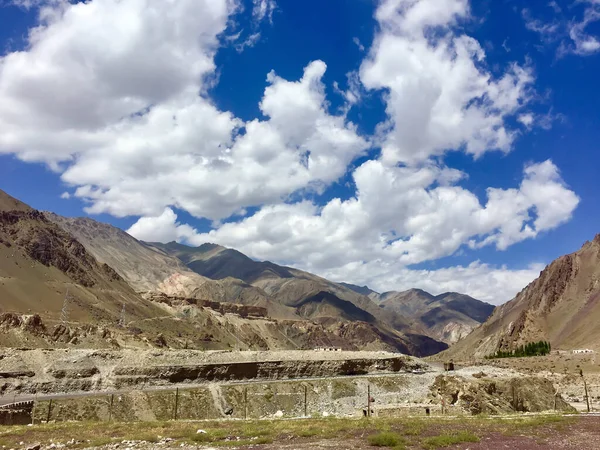 Een Vallei Omringd Door Kale Bergen Een Zonnige Dag Ladakh — Stockfoto