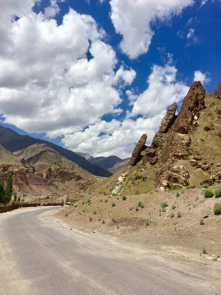 Een Verticaal Shot Van Een Straat Door Kale Bergen Ladakh — Stockfoto