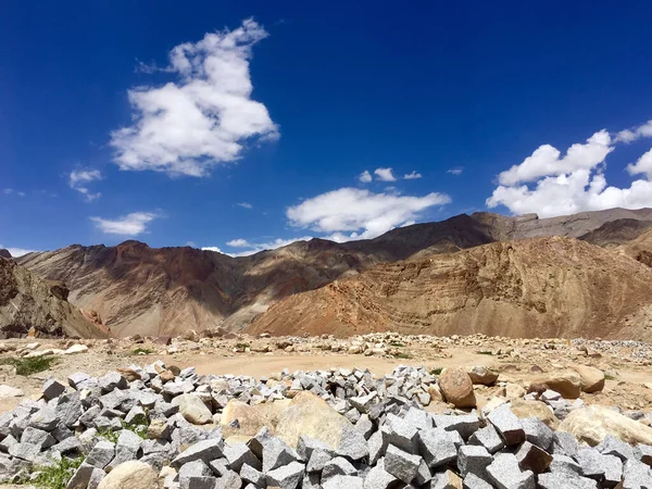 Rotsen Een Vliegtuig Wolken Werpen Schaduwen Kale Bergen Ladakh India — Stockfoto