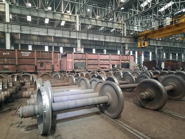 重工業工場の車輪のクローズアップビュー 鋼列車車輪の生産 — ストック写真