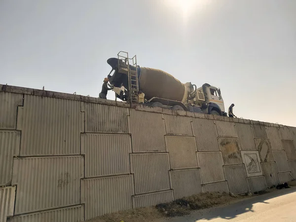 Camion Bétonnière Conduit Dans Rue Bétonnière Centrifugeuse Gros Plan — Photo