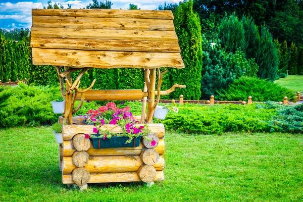 Fuente decorativa del pozo de madera de agua en el patio —  Fotos de Stock