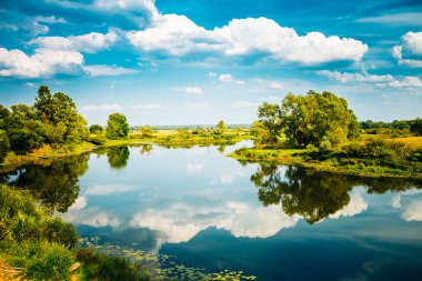 Güzel yaz manzara nehir ve mavi gökyüzü Beyaz Rusya Rusya ile
