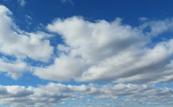 Fundo Céu Azul Bonito Com Nuvens Fofas — Fotografia de Stock