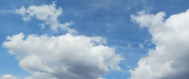 Güzel mavi gökyüzü, kabarık bulutlar, doğal arka plan