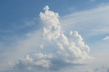 Mavi gökyüzü arka planında güzel bulutlar görünüyor