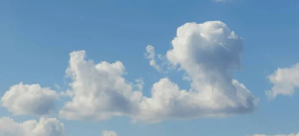 Céu Azul Bonito Com Nuvens Fofas Fundo Natural — Fotografia de Stock