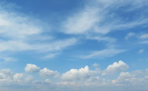 Hermoso Cielo Azul Con Nubes Esponjosas Fondo Natural — Foto de Stock