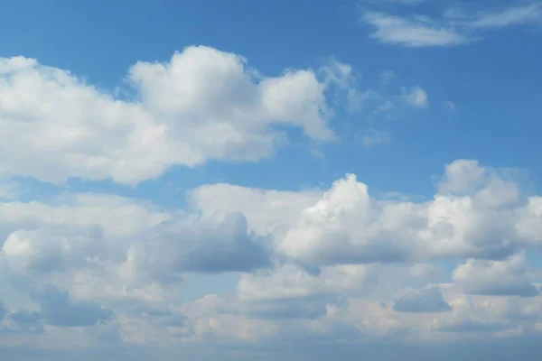 Hermoso Cielo Azul Con Nubes Esponjosas Fondo Natural — Foto de Stock