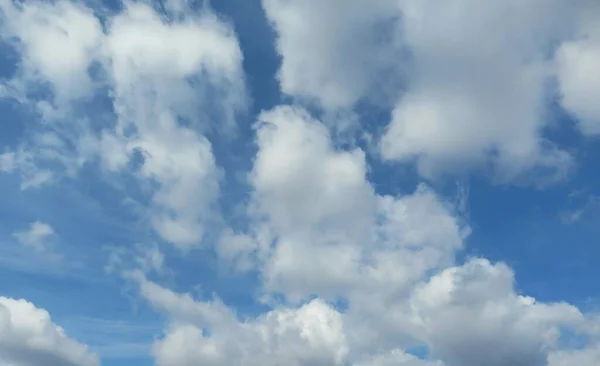 Céu Azul Bonito Com Nuvens Fofas Fundo Natural — Fotografia de Stock