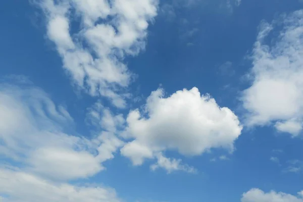 Lindas Nuvens Vista Sobre Fundo Céu Azul — Fotografia de Stock