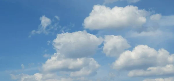 Όμορφη Θέα Σύννεφα Στο Μπλε Φόντο Του Ουρανού — Φωτογραφία Αρχείου