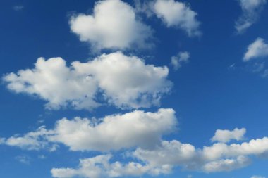 Güzel mavi gökyüzü ve bulutlar