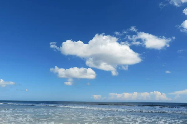 Belo Céu Nuvens Vista Sobre Oceano — Fotografia de Stock