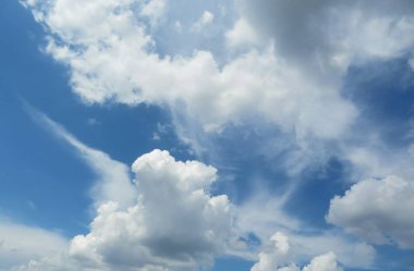 Güzel kabarık bulutlu mavi gökyüzü arkaplanı