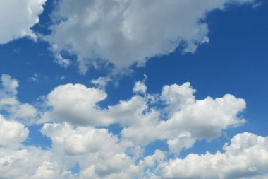 Güzel kabarık bulutlu mavi gökyüzü arkaplanı