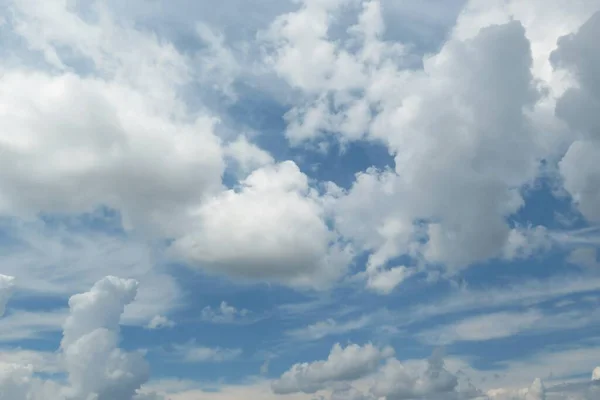 Blauer Himmel Hintergrund Mit Schönen Flauschigen Wolken — Stockfoto