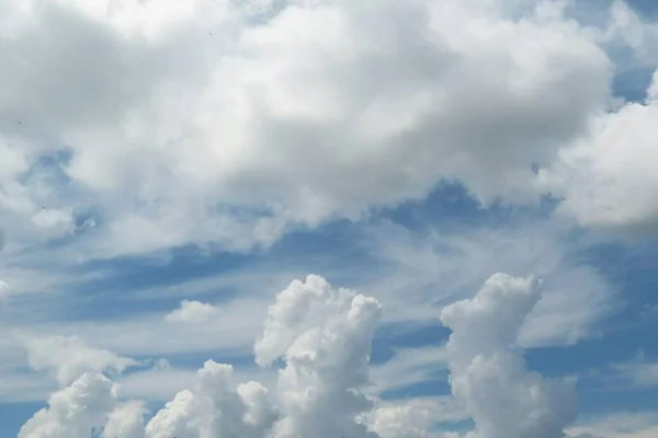 Blauer Himmel Hintergrund Mit Schönen Flauschigen Wolken — Stockfoto