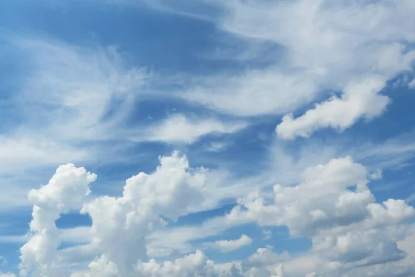 Blauer Himmel Hintergrund Mit Schönen Flauschigen Wolken — Stockfoto