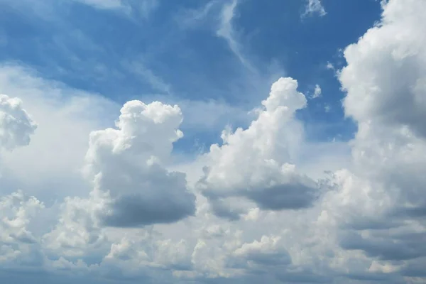 Céu Azul Fundo Com Belas Nuvens Fofas — Fotografia de Stock