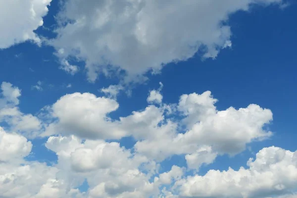 Blauer Himmel Hintergrund Mit Schönen Flauschigen Wolken — Stockfoto