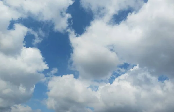 Bela Vista Céu Com Nuvens Fofas — Fotografia de Stock