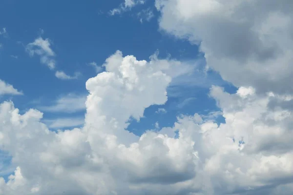 蓝天上美丽的蓬松的云 — 图库照片