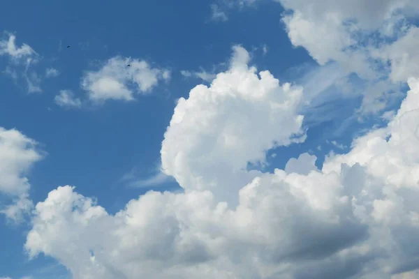 Όμορφα Χνουδωτά Σύννεφα Στον Γαλάζιο Ουρανό — Φωτογραφία Αρχείου