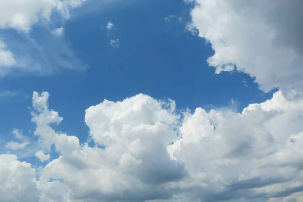 Hermosas Nubes Esponjosas Cielo Azul — Foto de Stock