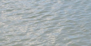 Mavi mermer su yüzeyinde dalgalanmalar