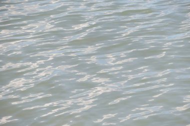 Mavi mermer su yüzeyinde dalgalanmalar