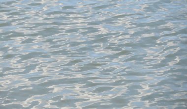 Mavi mermer su yüzeyinde dalgalanmalar