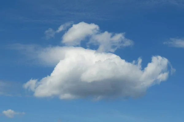 Όμορφα Άσπρα Σύννεφα Στον Γαλάζιο Ουρανό Φυσικό Υπόβαθρο — Φωτογραφία Αρχείου