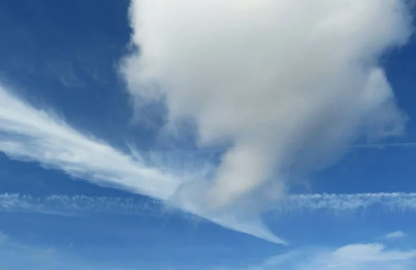 Blue Sky Beautiful Fluffy Clouds Natural Background — Stockfoto