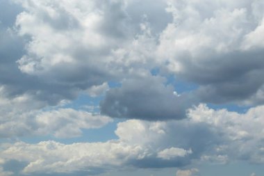 Güzel kabarık bulutlu mavi gökyüzü arkaplanı