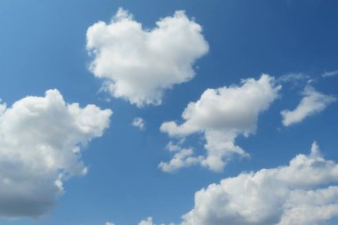 Mavi gökyüzünde güzel bulutlar