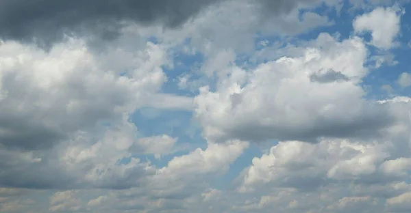 天空中美丽的蓬松的云彩 自然的背景 — 图库照片