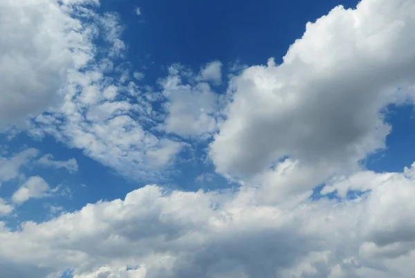 Céu Azul Fundo Com Belas Nuvens Fofas — Fotografia de Stock