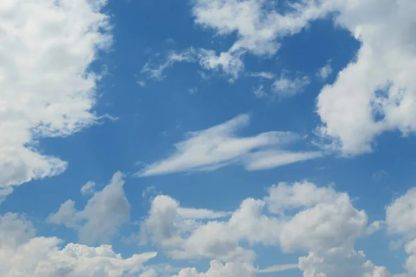 Blauer Himmel Hintergrund Mit Schönen Flauschigen Wolken — Stockfoto